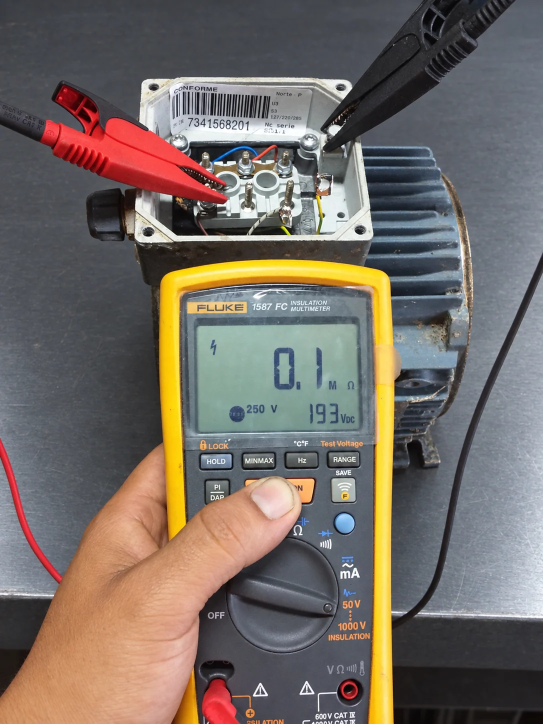 Medición de aislamiento eléctrico en un motor trifásico durante diagnóstico RHD